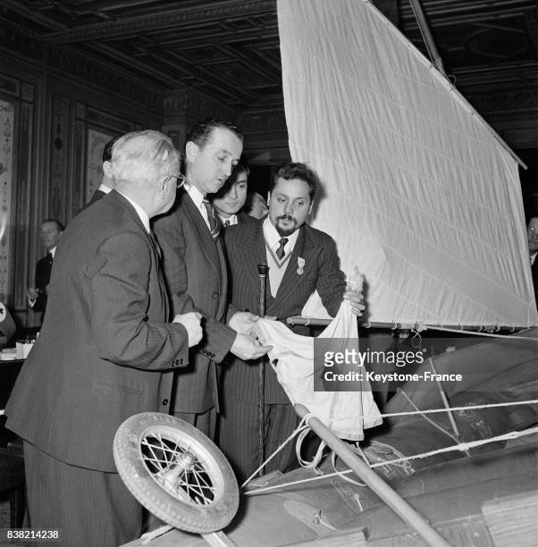 Le navigateur Alain Bombard présente son nouveau bateau pneumatique sur lequel il va traverser l'Atlantique, en France en 1951.