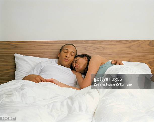 young man and woman sleeping in bed - chemise de nuit photos et images de collection