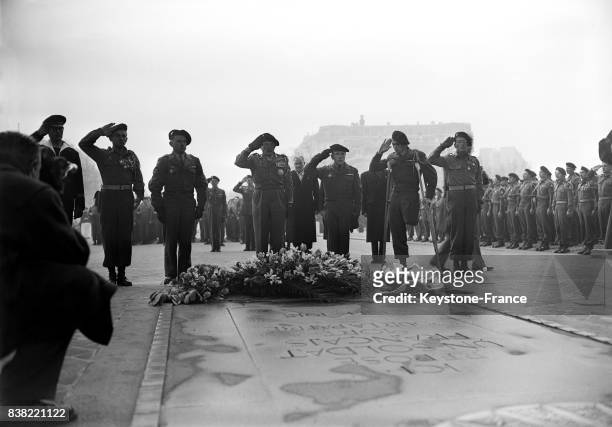 Le bataillon français de l'ONU de retour de Corée se recueille devant la tombe du soldat inconnu sous l'Arc de Triomphe, à Paris, France en février...