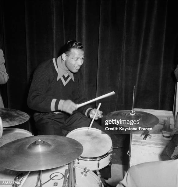 Le boxeur Sugar Ray Robinson à la batterie, à Paris, France en décembre 1952.