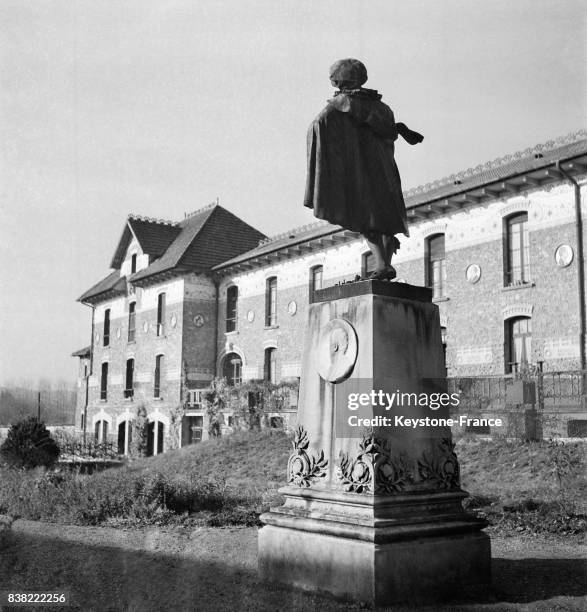 Statue dans le jardin de la maison de retraite des Artistes de Couilly-Pont-aux-Dames, France en 1950.