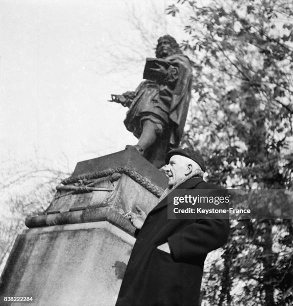 Statue dans le jardin de la maison de retraite des Artistes de Couilly-Pont-aux-Dames, France en 1950.