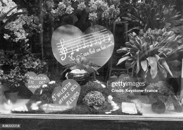 Vitrine d'un fleuriste décorée pour la Saint Valentin, à Paris, France le 14 février 1950.