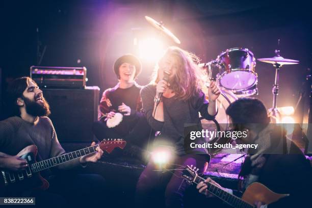 band performing at a nightclub - grupo de entretenimento imagens e fotografias de stock