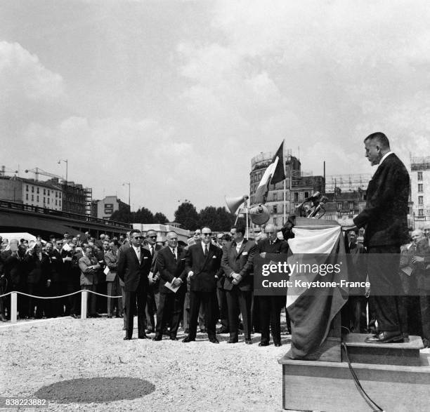 Le ministre des Travaux publics et des Transports Robert Buron prononçant un discours lors de la cérémonie de lancement des travaux du premier...