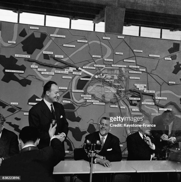 Devant la maquette du réseau du métro parisien, de gauche à droite, Pierre Sudreau, ministre de la Construction, Robert Buron, ministre des Travaux...