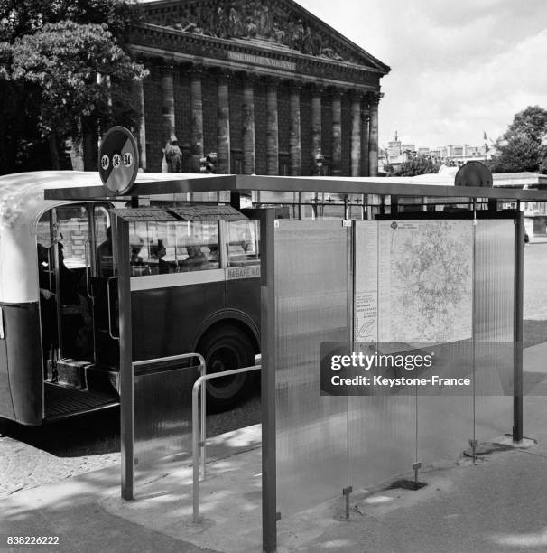 Abribus en plexiglass devant l'Assemblée nationale, à Paris, France le 11 août 1961.
