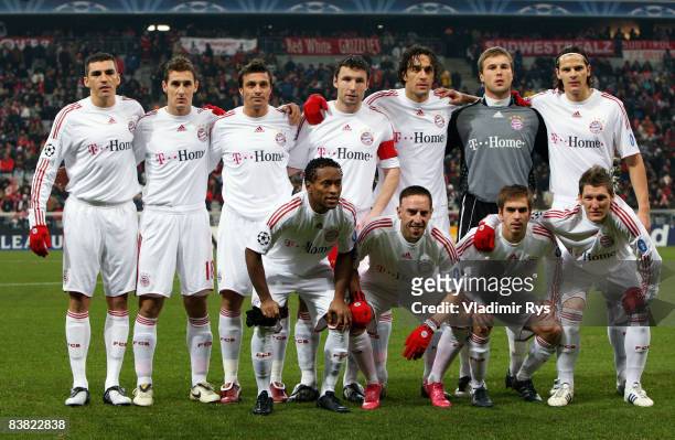 Bayern Munich team poses prior to the UEFA Champions League Group F match between FC Bayern Muenchen and Steaua Bucuresti at the Allianz Arena on...