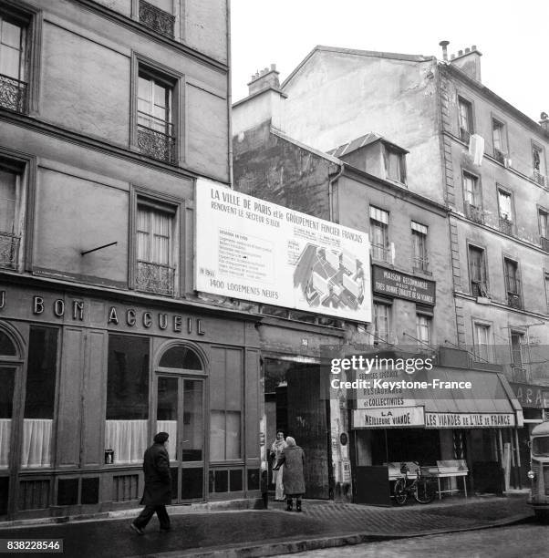 Sur le porche du 56 rue de Reuilly, un panneau montre la maquette du futur quartier Saint-Eloi proche du Faubourg Saint-Antoine, à Paris, France le...