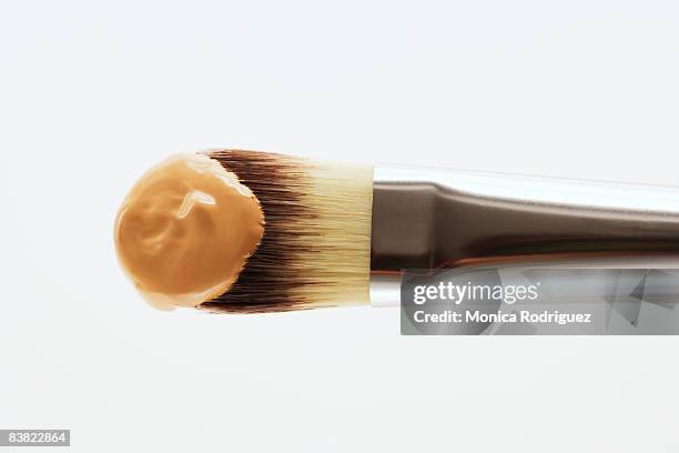 face liquid foundation - pennello-da-trucco foto e immagini stock