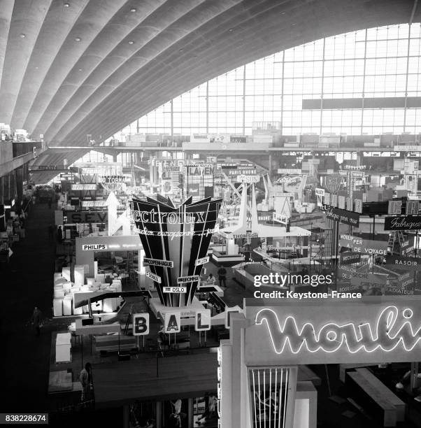 Vue générale partielle des stands en cours d'aménagement, au Palais du Cnit la Défense à Paris, France le 24 février 1964.