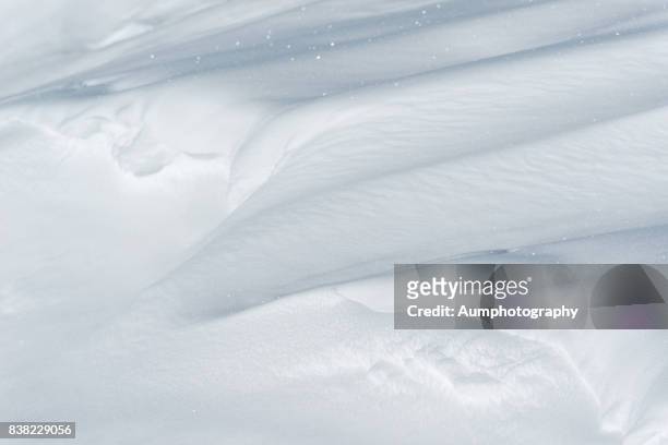 fresh snow - schneehaufen stock-fotos und bilder