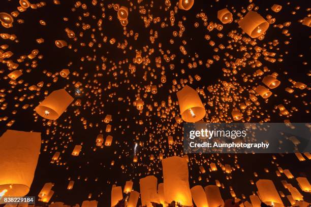 yi peng lantern festival, chiangmai, thailand. - yi peng stock-fotos und bilder