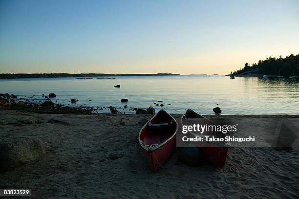 canoes sitting by the lake - パリーサウンド ストックフォトと画像