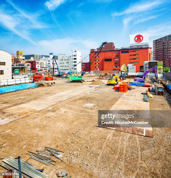 scène de site de construction du centre ville sur le toit au japon de takasaki - préfecture de gunma photos et images de collection