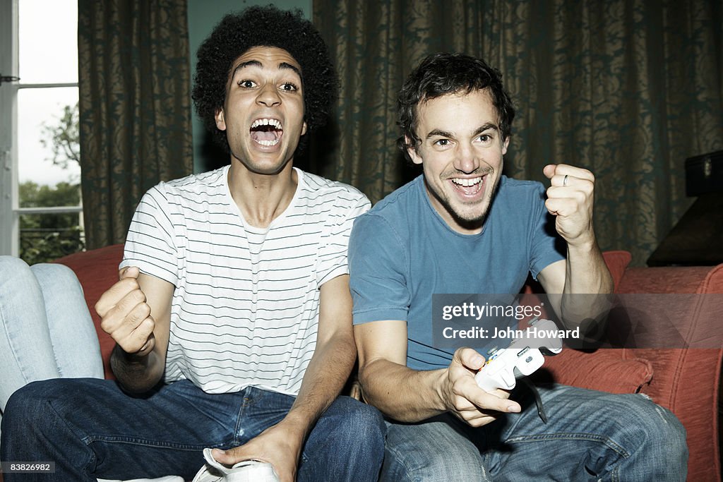 Amigos jugando videojuegos