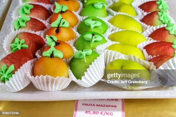 Fruit shaped marzipan gift box for sale in Pasteleria Santo Tome.