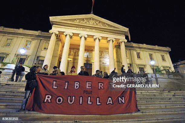 Des personnes manifestent devant le palais de Justice de Marseille, le 26 novembre 2008, afin de demander la libération de Jean-Marc Rouillan,...