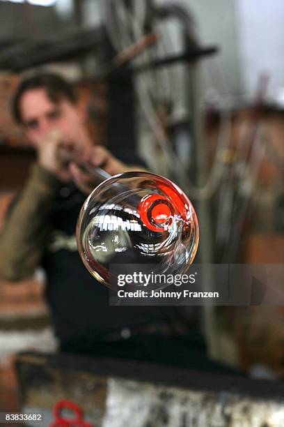 working glass-blower smaland sweden. - smaland stock-fotos und bilder