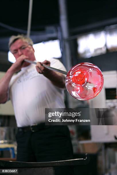 working glass-blower smaland sweden. - glass blowing stockfoto's en -beelden