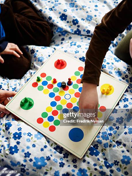 two children playing ludo sweden. - bordspel stockfoto's en -beelden