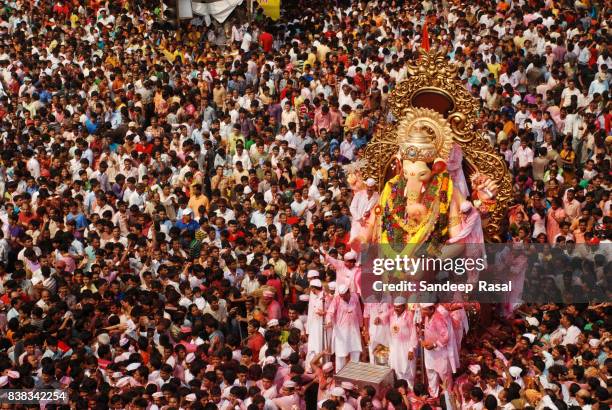 devotees carry ganesh idol for immersion - mumbai crowd stock pictures, royalty-free photos & images