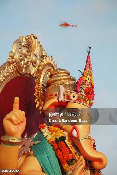 ganesh idol waiting for  immersion - ganesh chaturthi fotografías e imágenes de stock