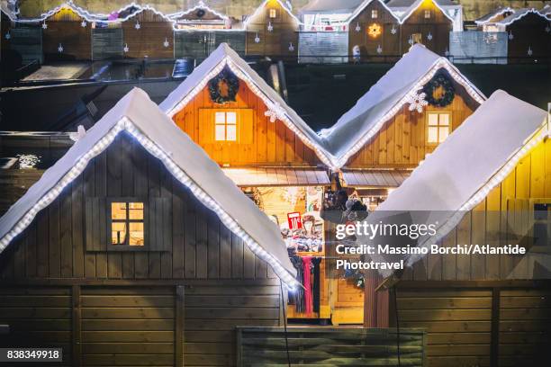 christmas village at the trocadéro, market stalls - paris christmas stock pictures, royalty-free photos & images