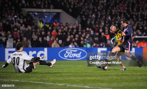 Nicolas Anelka of Chelsea beats goalkeeper Matthieu Valverde and Marc Planus of Bordeaux to score their first goal during the Group A UEFA Champions...