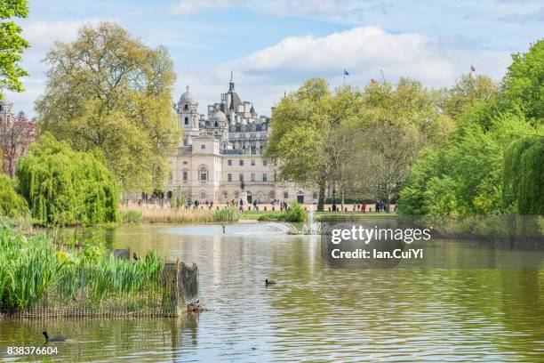 st james park lake, london - buckingham palace foto e immagini stock