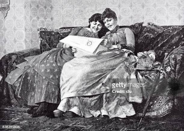 stockillustraties, clipart, cartoons en iconen met twee jonge vrouwen op de bank samen de krant lezen - 1890 1899