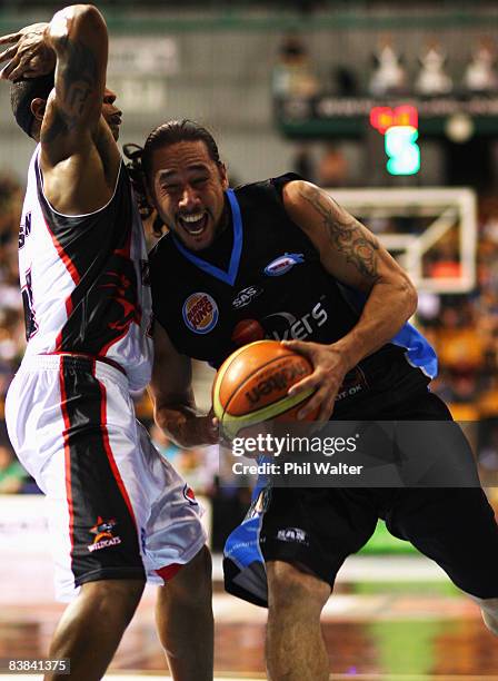 Paul Henare of the New Zealand Breakers runs into Darnell Hinson of the Perth Wildcats during the round 11 NBL match between the New Zealand Breakers...