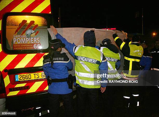 Rescuers lift a body after a Air New Zealand airbus A320 plane crashed on November 27, 2008 offshore Canet-en-Roussillon in Perpignan, southern...