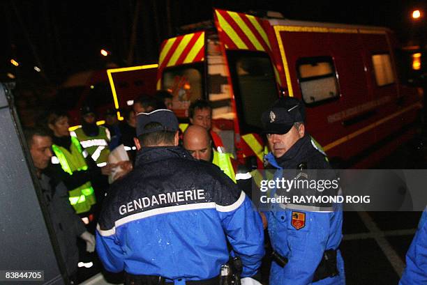 Rescuers evacuate a body after a Air New Zealand airbus A320 plane crashed on November 27, 2008 offshore Canet-en-Roussillon in Perpignan, southern...