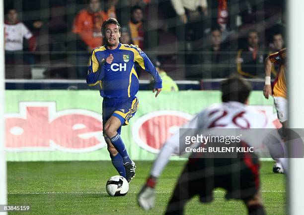 Metalist Kharkiv's Marko Devic goes for the goal as Galatasaray`s goalkeeper Morgan de Sanctis perpares to intercept on November 27, 2008 during a...
