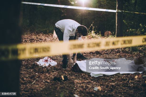 victom de asesinato en el bosque - víctima de asesinato fotografías e imágenes de stock