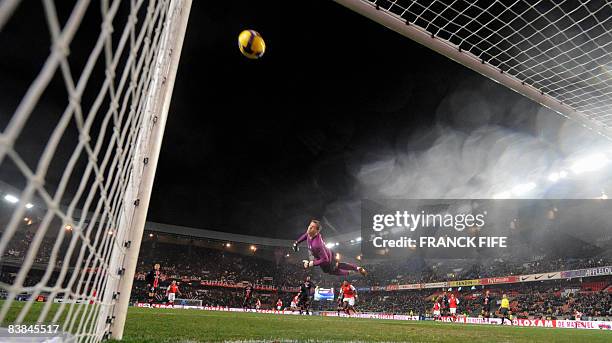 Santander's midfielder Gonzalo Colsa scores despite Paris' goalkeeper Mickael Landreau during their UEFA Cup football match Paris-Saint-Germain vs....