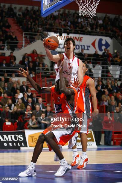 Zoran Erceg, #17 of Olympiacos competes with Pape Badiane, #12 of Le Mans during the Euroleague Basketball Game 5 match between Le Mans Sarthe Basket...