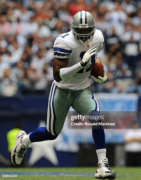 Wide receiver Roy Williams of the Dallas Cowboys runs the ball against the Seattle Seahawks at Texas Stadium on November 27, 2008 in Irving, Texas.