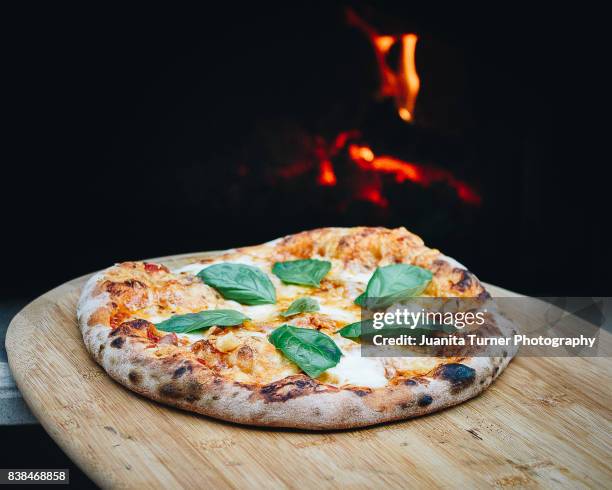 wood fired artisan pizza - american pizza stock-fotos und bilder