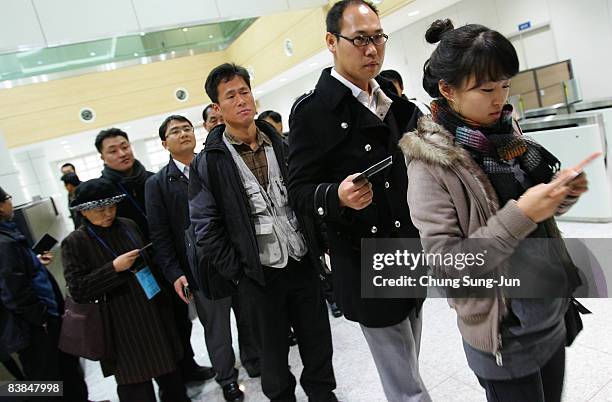 South Korean workers return from north's Kaesong industrial estate at the inter-Korea transit office on November 28, 2008 in Paju, South Korea....