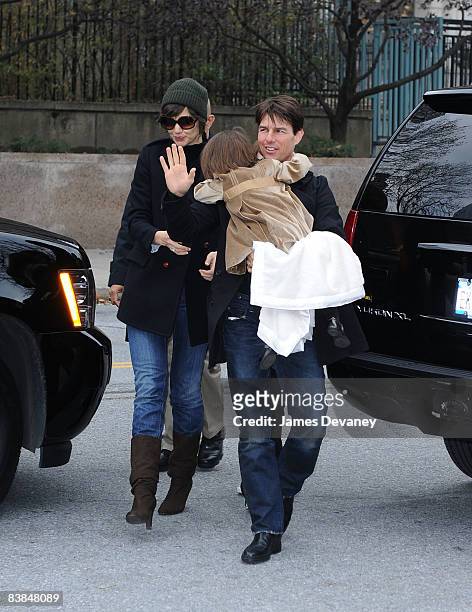 Katie Holmes, Suri Cruise and Tom Cruise arrive to the Big Apple Circus on November 27, 2008 in New York City.