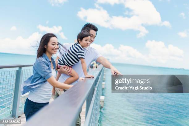 japanische familie gehen brücke mit lächeln - family smile stock-fotos und bilder