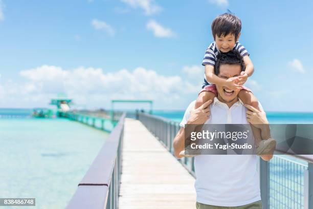 父親に肩車されている少年チチオヤカタグルマショウネン - 肩車 ストックフォトと画像