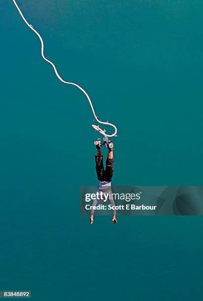 woman bungee jumping in new zealand. - bungee jump stockfoto's en -beelden
