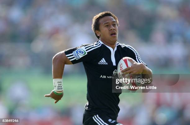 Tim Nanai-Williams of New Zealand sprints to score a try during first day of the Emirates Airline Dubai Sevens at The Sevens on November 28, 2008 in...