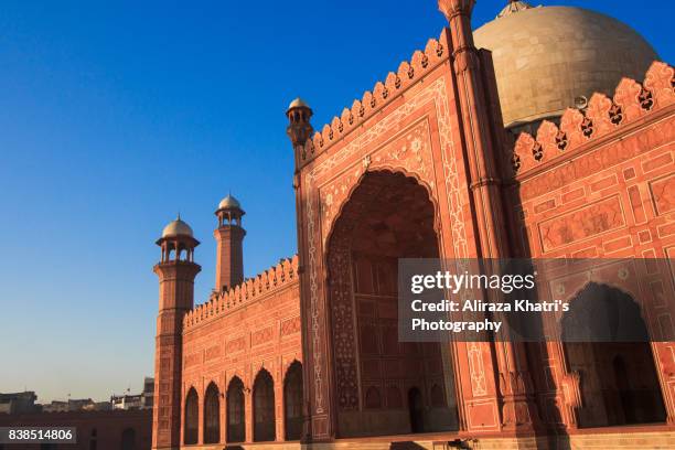 badshahi mosque, lahore. - lahore ストックフォトと画像