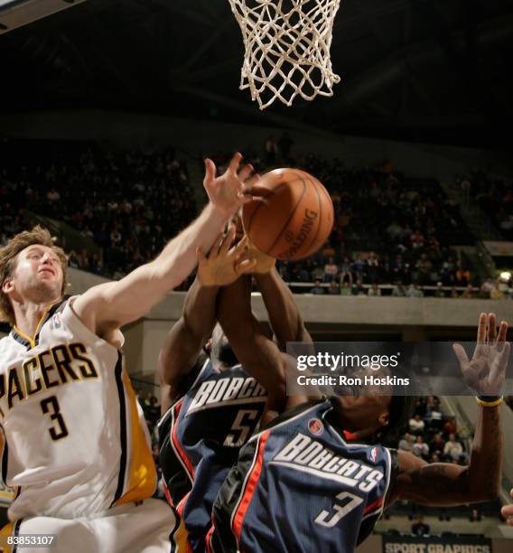 Troy Murphy of the Indiana Pacers battles Gerald Wallace of the Charlotte Bobcats at Conseco Fieldhouse on November 28, 2008 in Indianapolis,...
