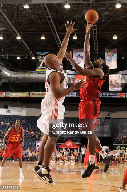 Chris Richard of the Tulsa 66ers shoots over Alton Ford of the Rio Grande Valley Vipers during the NBA D-League game on November 28, 2008 at the...