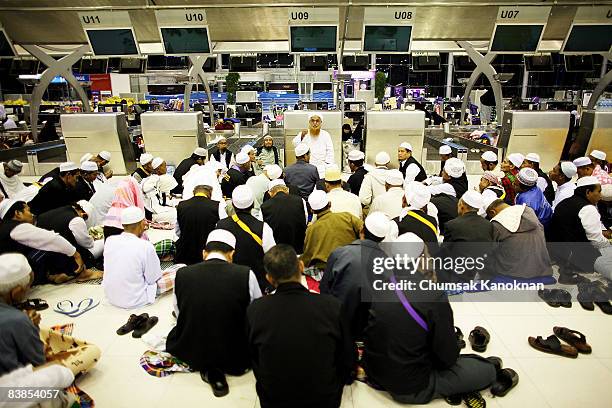 Stranded Thai muslims pilgrims gather inside Suvarnabhumi airport on November 29, 2008 in Bangkok, Thailand. Nearly 100,000 passengers have missed...